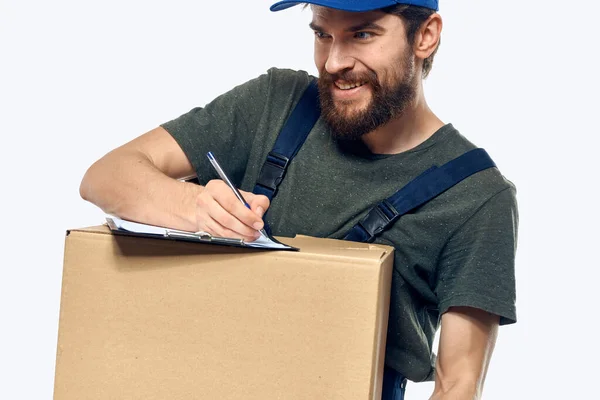 Arbeitende männliche Kurier mit Box in der Hand Dokumente Lieferservice Licht Hintergrund — Stockfoto