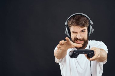 Kulaklık takan, eğlenceli eğlence oyunları oynayan, karanlık geçmişli bir adam.