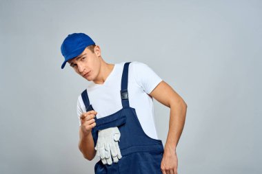 Üniformalı çalışan adam, servis hizmeti ışık arka planı