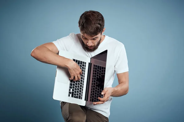Hombre muestra abierto portátil teclado monitor emociones modelo azul publicidad fondo Copiar espacio — Foto de Stock