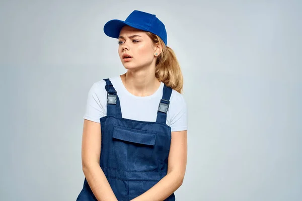 Mujer trabajadora en uniforme servicio de mensajería estilo de vida — Foto de Stock