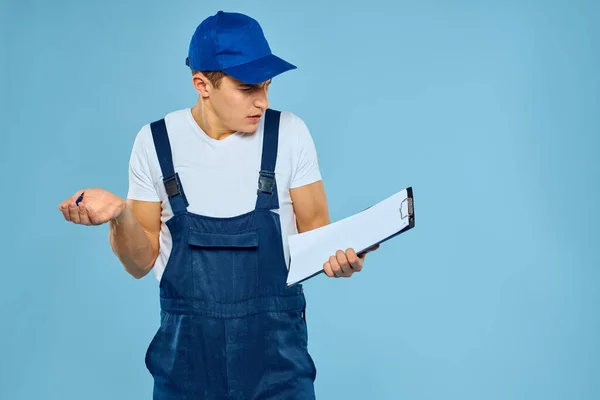 Usługa dostawy człowiek pracownik świadczący usługi niebieskie tło — Zdjęcie stockowe
