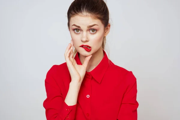 Açık arkaplanda kırmızı dudaklı bir kadının portresi. Makyaj modeli. — Stok fotoğraf