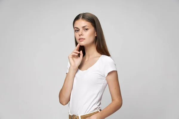 Mujer en camiseta blanca en cara manual mira hacia adelante vista recortada —  Fotos de Stock