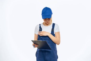 Üniformalı çalışan kadın doküman dağıtım servisi kurye servisi