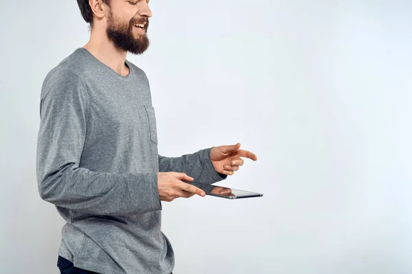 Mann mit Tablet in den Händen Technologie Lifestyle Internet Kommunikation Arbeit Licht Hintergrund beschnitten Ansicht — Stockfoto