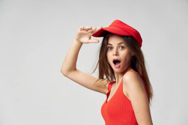 Şaşırmış Kadın Ağzını Aç Kırmızı Şapka Kolları Kırpılmış Görüntü 
