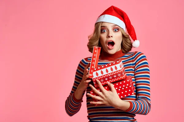 Šťastná žena s dárkovou krabicí Vánoce Nový rok Santa Claus model — Stock fotografie