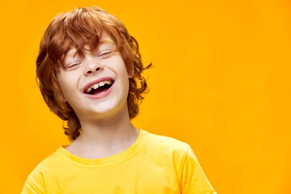 Expressivo menino de cabelos vermelhos vista frontal amarelo isolado fundo com uma expressão feliz e animado — Fotografia de Stock