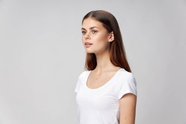 Beyaz tişörtlü kadın uzun saçlı. 