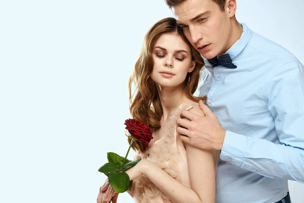 Casal jovem romance relacionamento abraço namoro vermelho rosa luz estúdio fundo — Fotografia de Stock