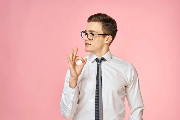 Geschäftsmann im weißen Hemd mit Krawatte trägt Brille Selbstbewusstsein offiziellen rosa Hintergrund — Stockfoto