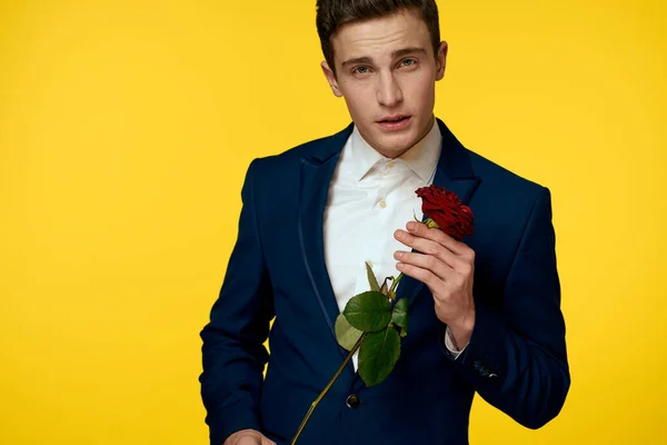 Messieurs en costume classique sur fond jaune avec romance rose rouge — Photo