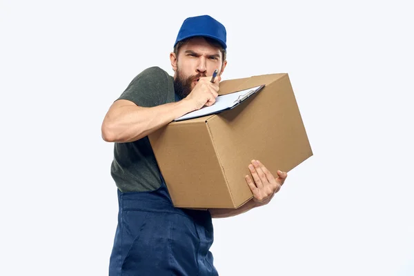 Pracovní samec kurýr s krabicí v ruce dokumenty doručovací služby světlé pozadí — Stock fotografie