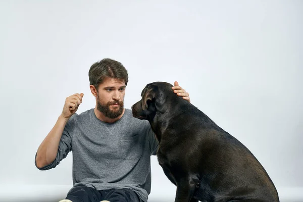 Proprietário feliz com animal de estimação preto cão formação modelo emoções — Fotografia de Stock