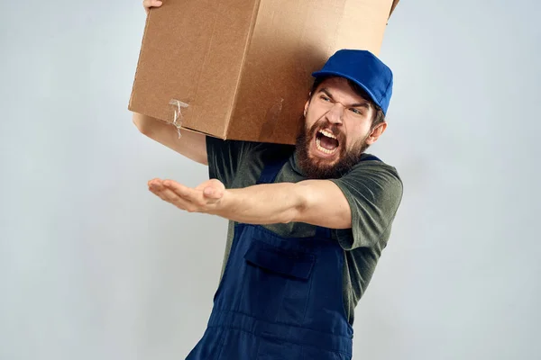 Muž pracovník nakládající doručovací krabice v rukou balení životní styl — Stock fotografie