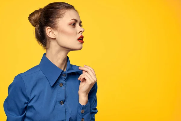 Ritratto di una donna in camicia blu con trucco luminoso labbra rosse sfondo giallo vista ritagliata — Foto Stock