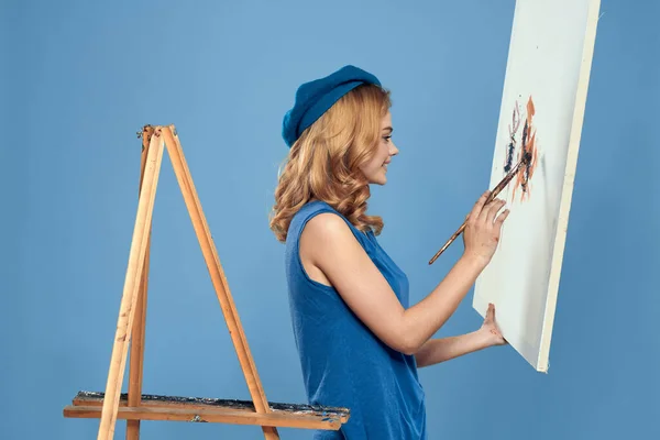 Donna artista coda mano pennello disegno arte creativo stile di vita blu sfondo — Foto Stock