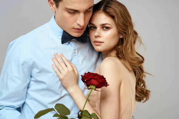 Krásný pár vztah růže dárek jako romantika objetí světlo pozadí — Stock fotografie