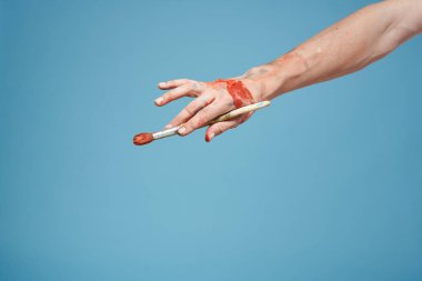 Sanatçıların elleri yakın plan mavi arkaplan çizimi hobisi