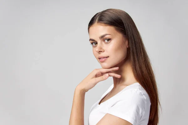 Donna tiene la mano vicino mento capelli lunghi bel viso — Foto Stock