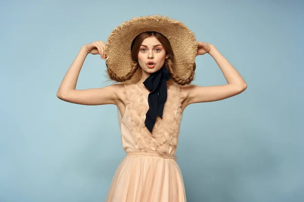 Chica en un vestido rosa sobre un fondo azul gestos con sus manos romance modelo divertido emociones recortadas ver — Foto de Stock