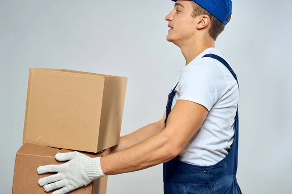 Uomo lavoratore con scatola in consegna mani servizio di imballaggio — Foto Stock