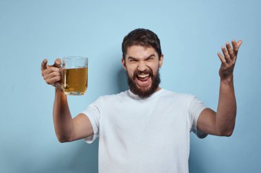 Sarhoş adam bira kupası eğlenceli beyaz tişört yaşam tarzı mavi arka plan