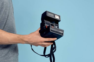 Fotoğraf makinesi profesyonel mercek teknolojisi stüdyo ekipmanı mavi arka planda.