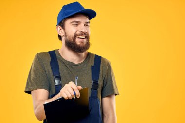 İş formunda çalışan bir adam ulaşım hizmeti sarı arka planda