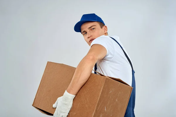 Homem trabalhador com caixa em mãos entrega serviço de carga serviço de embalagem — Fotografia de Stock