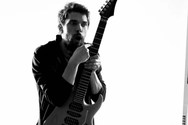 Musiker mit Gitarre Rockstar Emotionen Unterhaltung moderner Interpret — Stockfoto