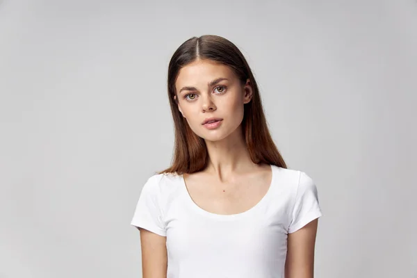 Donna in t-shirt bianca vista ritagliata guardare avanti stile di vita — Foto Stock