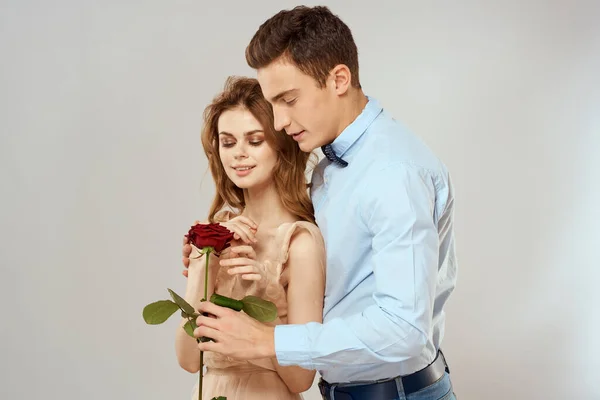 Homem dando rosas mulher relacionamento charme estilo de vida abraçar estilo de vida — Fotografia de Stock