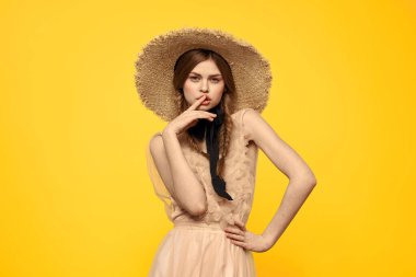 Sarı arka planda kırmızı örgülü kadın portresi.