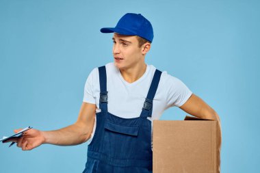 Karton kutulu işçi teslimat yükleyici yaşam tarzı mavi arkaplan