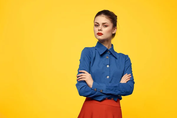 Mulher atraente em camisa azul gesticulando com as mãos e saia vermelha fundo amarelo retrato recortado vista — Fotografia de Stock