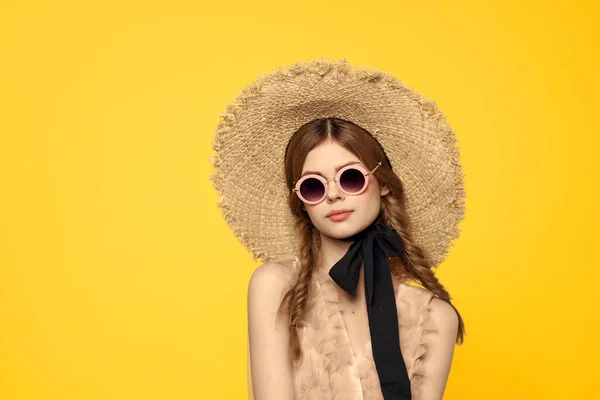 Menina romântica em chapéu de palha óculos de sol modelo vestido emoções — Fotografia de Stock