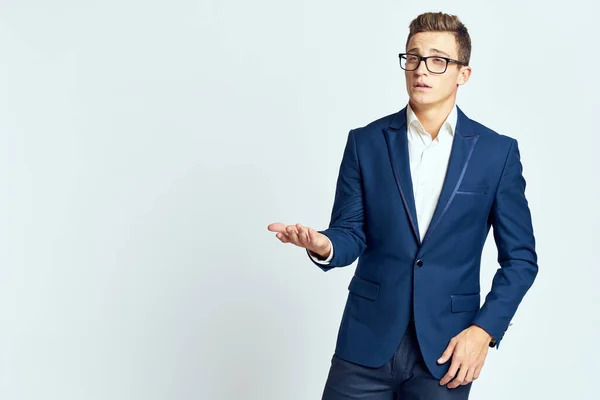 Homem de negócios usando óculos azul terno corte vista oficial luz fundo — Fotografia de Stock
