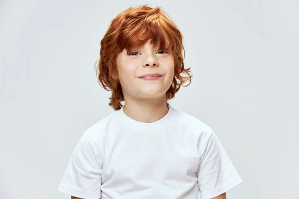 Portret van roodharige jongen glimlach bijgesneden uitzicht t-shirt studio jeugd. — Stockfoto