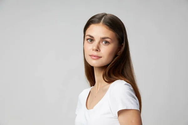 Mooie vrouw kijken vooruit wit t-shirt glamour — Stockfoto