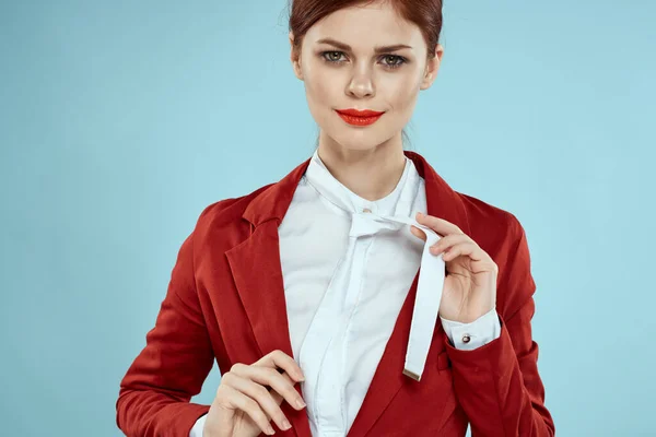 Mujer elegante en chaqueta roja brillante maquillaje labios confianza en sí mismo recortado ver fondo azul — Foto de Stock