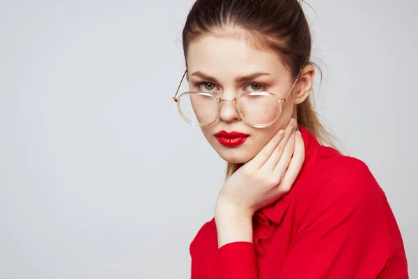 Atractiva mujer con maquillaje brillante y fondo ligero gesto con las manos recortadas ver emoción diversión — Foto de Stock