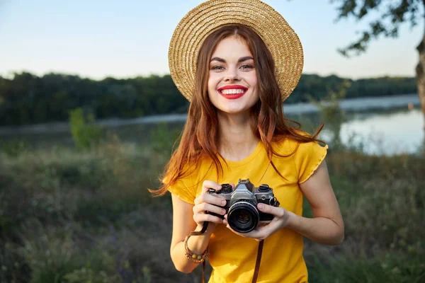 Fotografin Frau rote Lippen Lächeln Kamera Hut frische Luft Natur — Stockfoto