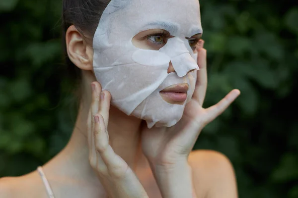 Máscara antiarrugas Toca tu cuello con las manos cuidado de la piel —  Fotos de Stock