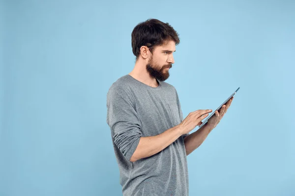 Mann mit Tablet in der Hand Technologie Lifestyle-Funkgerät blauer Hintergrund — Stockfoto