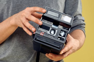 Fotoğraf makinesi profesyonel ekipman hobisi yaratıcı yaklaşım stüdyosunun elinde.