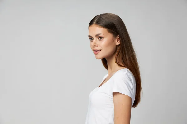 Hezká žena hledající do strany bílé tričko oříznutý pohled — Stock fotografie