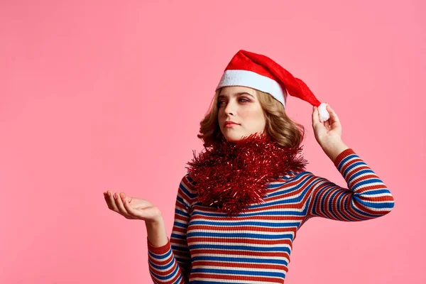 Žena v červené čepici s pytlovinou kolem krku oslavit Nový rok Vánoce — Stock fotografie