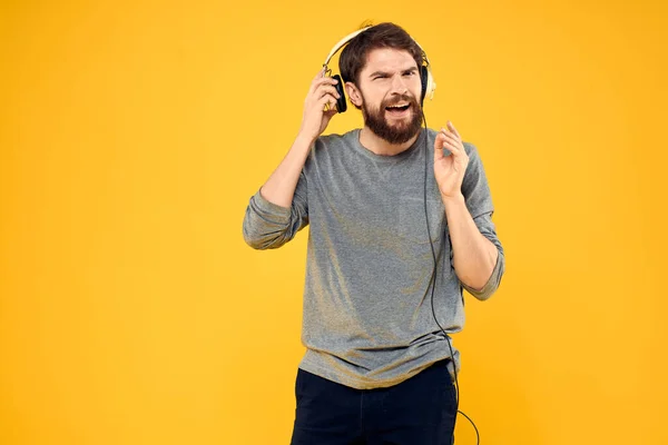 Άνθρωπος με ακουστικά μουσική lifestyle τεχνολογία κίτρινο φόντο — Φωτογραφία Αρχείου